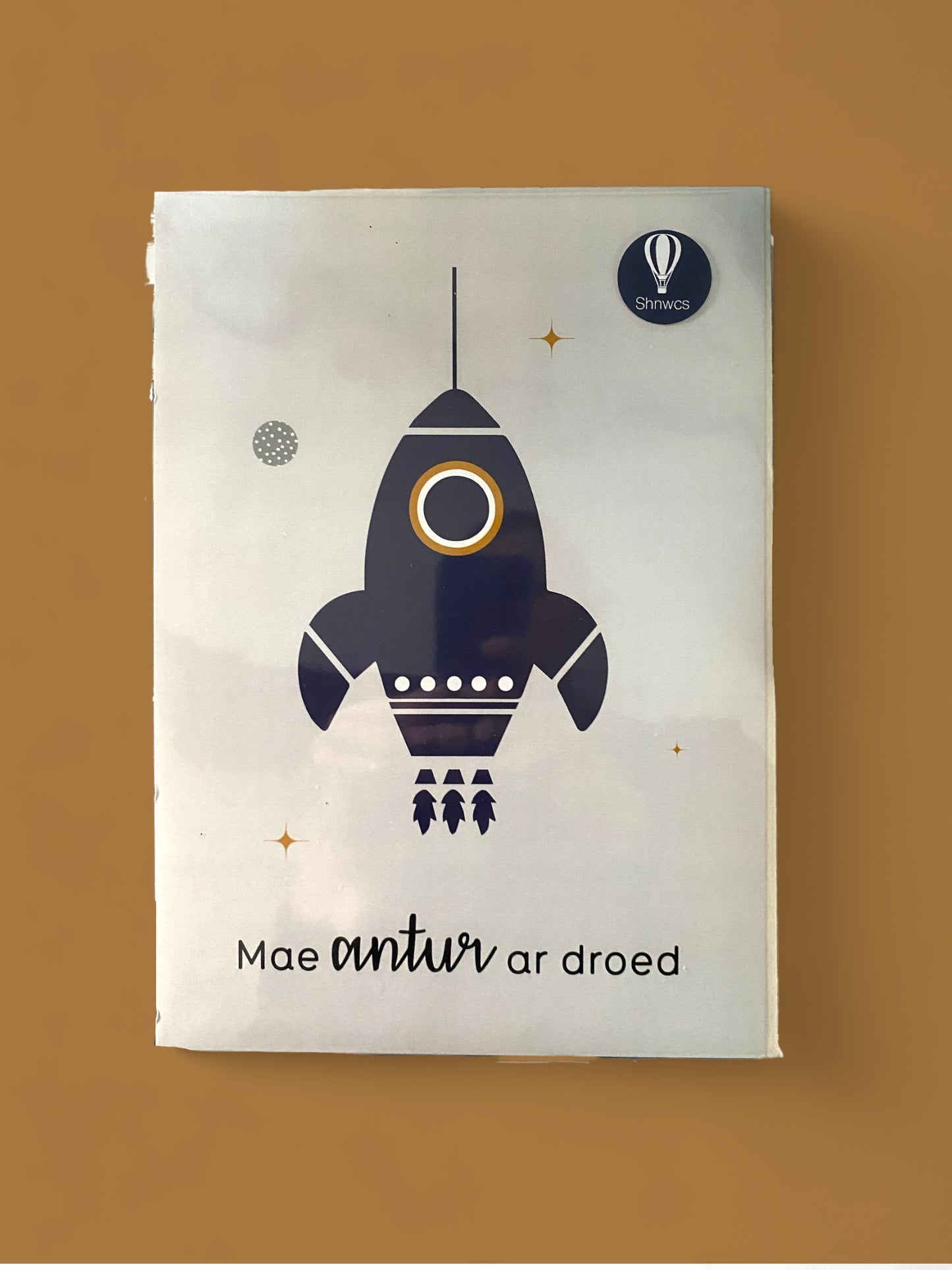 Print 'Mae antur ar droed' gan Shnwcs