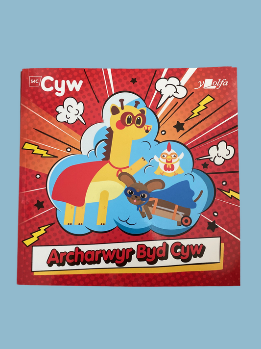 Llyfr Archarwyr Byd Cyw