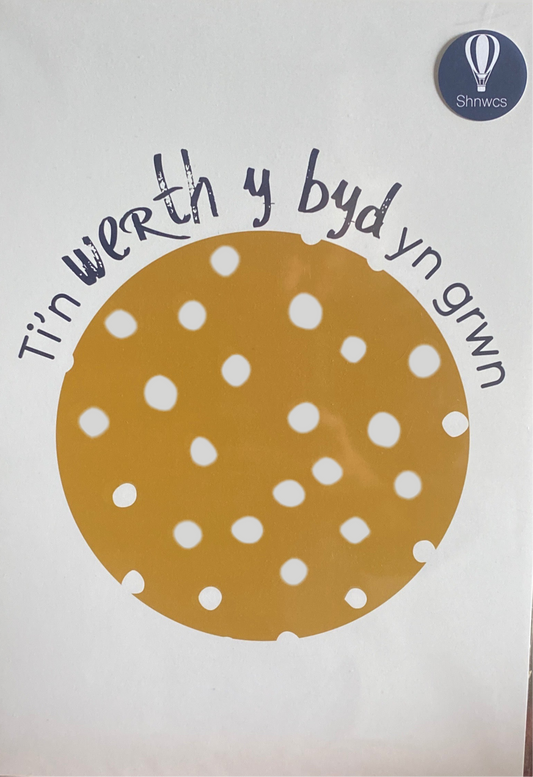 Print A4 'Ti’n werth y byd yn grwn' gan Shnwcs