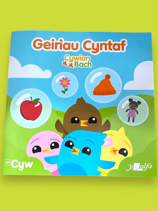 Llyfr Geiriau Cyntaf Cywion Bach