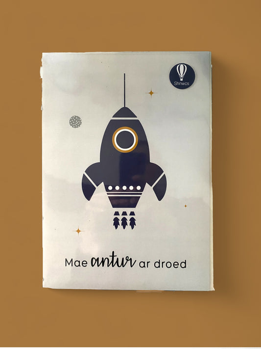 Print 'Mae antur ar droed' gan Shnwcs
